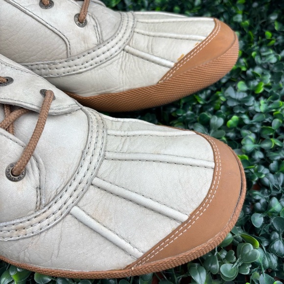 UGG Cream and Brown Lace-Up Duck Boots size 10.5 - Picture 4 of 10